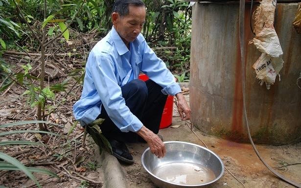 Nơi 'cá nấu chín vẫn còn mùi xăng' và nước đốt là cháy - ảnh 1