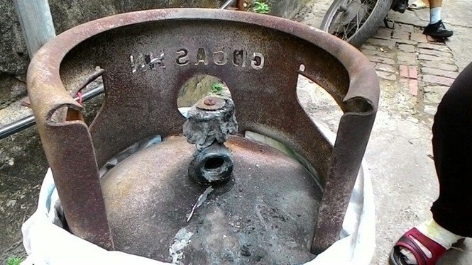 Ôm bình gas sắp nổ, người đàn ông bị cháy đen đầu - ảnh 1
