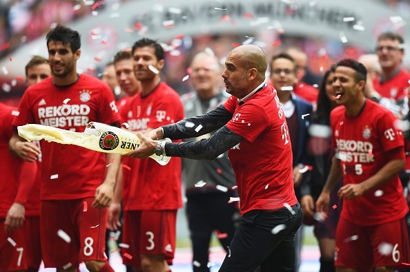Bayern tắm bia mừng ngôi vô địch thứ 25 - ảnh 9