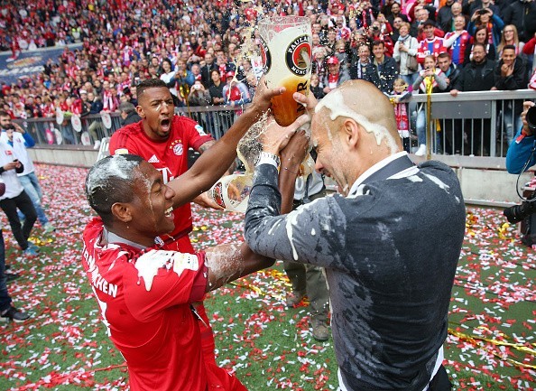 Bayern tắm bia mừng ngôi vô địch thứ 25 - ảnh 1