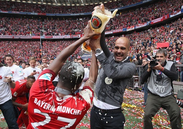 Bayern tắm bia mừng ngôi vô địch thứ 25 - ảnh 2