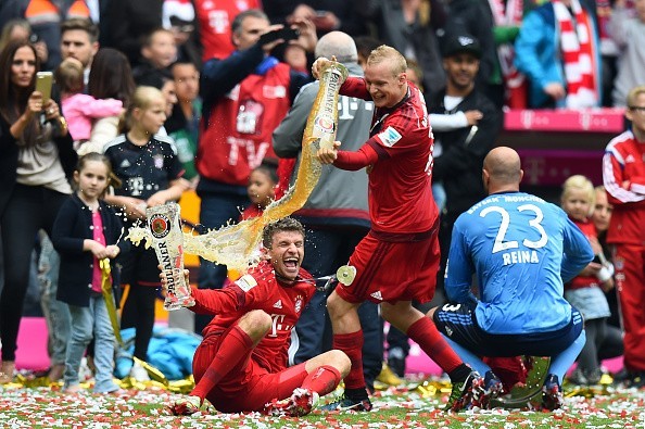 Bayern tắm bia mừng ngôi vô địch thứ 25 - ảnh 5