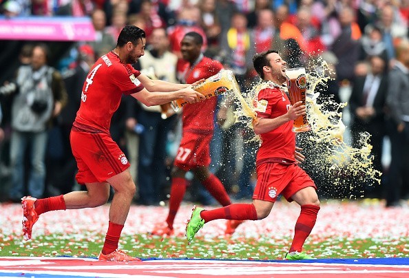 Bayern tắm bia mừng ngôi vô địch thứ 25 - ảnh 6