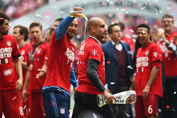 Bayern tắm bia mừng ngôi vô địch thứ 25 - ảnh 7