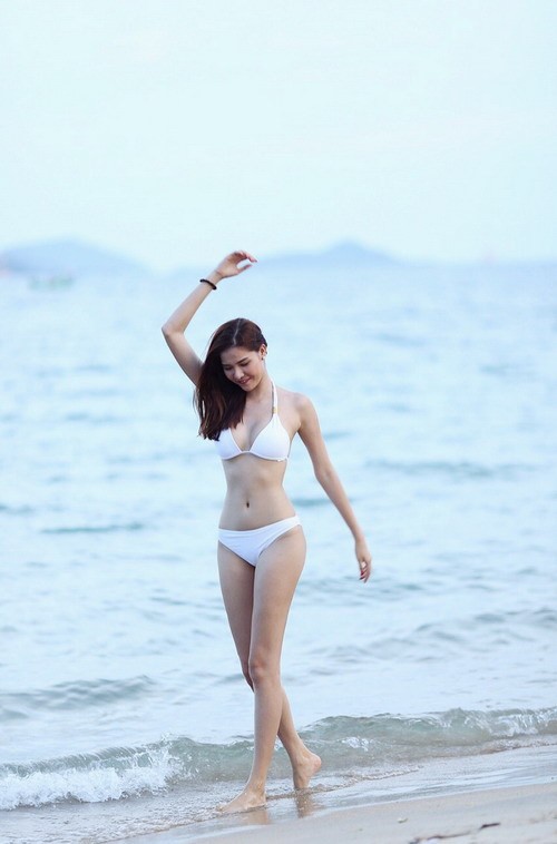 Kỳ Hân khoe dáng trên biển với bikini - ảnh 6