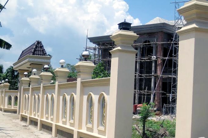 Làng tỷ phú ở Đà Nẵng: Sắm xe sang, lấy vợ nước ngoài - ảnh 3