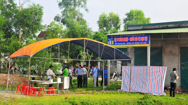 Phát hiện người đàn ông chết bất thường dưới mái hiên - ảnh 1
