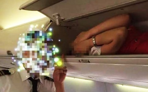 Tiếp viên hàng không bị bắt nằm trên hộc hành lý - ảnh 1