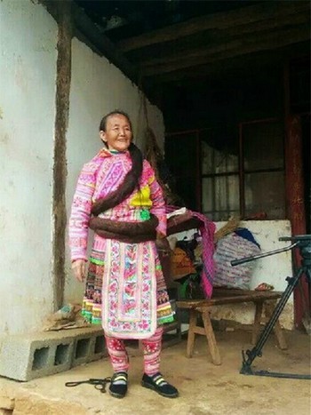 Mái tóc như trăn quấn của người phụ nữ 35 năm không... cắt tóc - ảnh 1