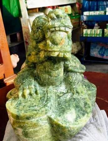 Đào đất trồng cau, phát hiện cổ vật bằng đá quý - ảnh 1