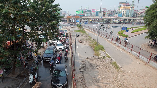 Dân Thủ đô khốn khổ vì “lô cốt” đường sắt trên cao - ảnh 1