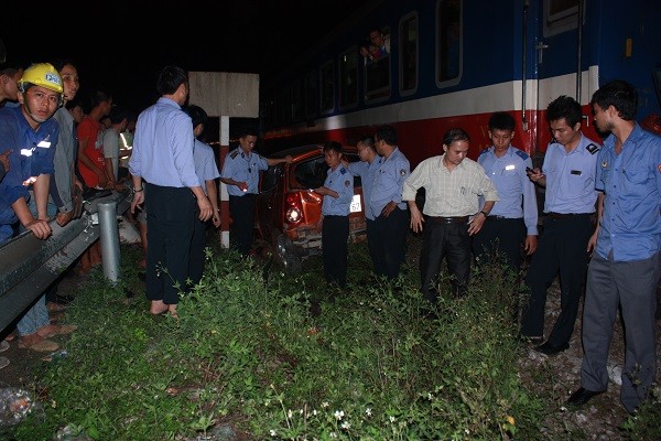 Tàu hỏa tông nát ô tô, dân đập kính đưa 4 người đi viện - ảnh 2