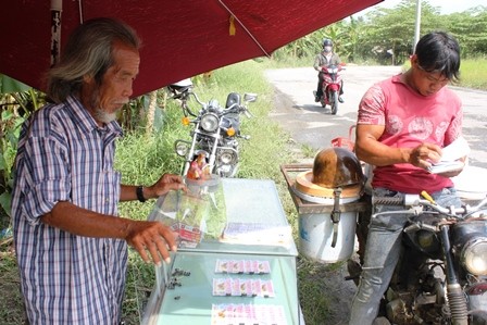 Ông lão cưỡi xế 150 phân khối đi... bán vé số - ảnh 2