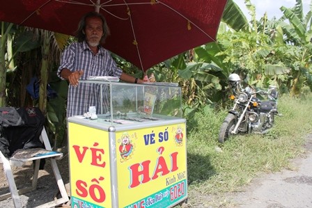 Ông lão cưỡi xế 150 phân khối đi... bán vé số - ảnh 3