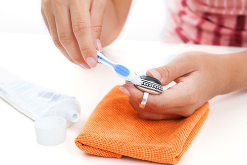 Những công dụng không thể ngờ tới của kem đánh răng - ảnh 1