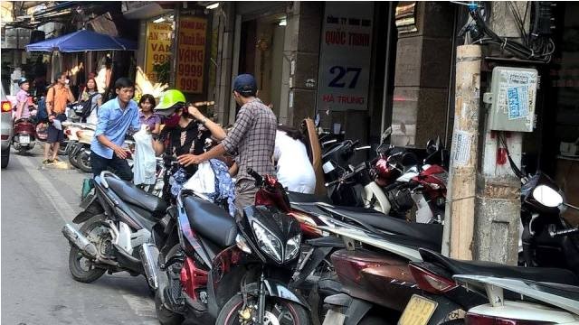 Dân đổ xô đi bán, chủ vàng 'lộ' mánh chống vàng giả - ảnh 1
