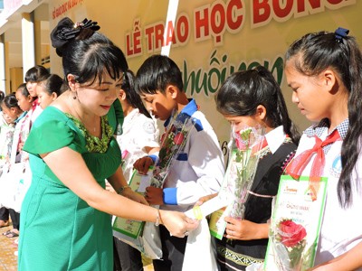 Nồng ấm tình người trong lễ trao học bổng 'Đọt Chuối Non' - ảnh 8