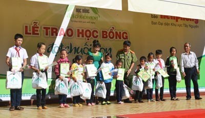 Nồng ấm tình người trong lễ trao học bổng 'Đọt Chuối Non' - ảnh 9