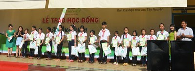 Nồng ấm tình người trong lễ trao học bổng 'Đọt Chuối Non' - ảnh 2