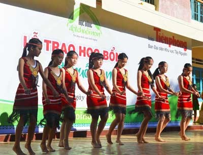 Nồng ấm tình người trong lễ trao học bổng 'Đọt Chuối Non' - ảnh 1