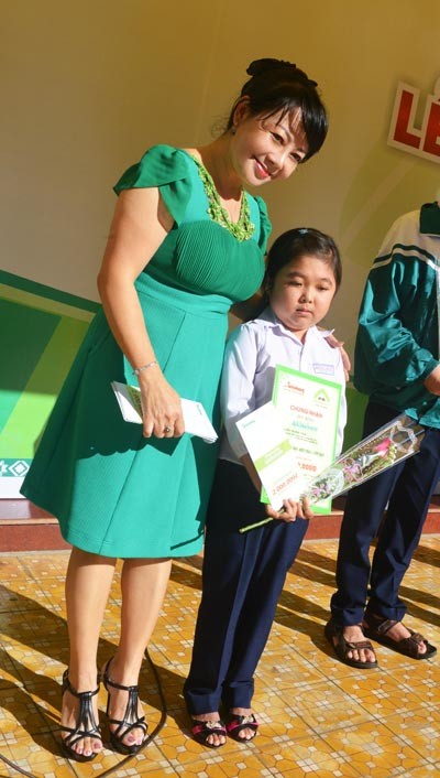 Nồng ấm tình người trong lễ trao học bổng 'Đọt Chuối Non' - ảnh 4