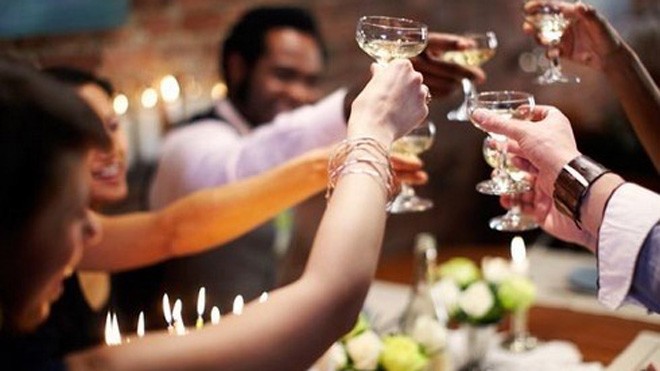 Tuyệt chiêu tẩy trắng răng vàng ố do uống rượu bia - ảnh 1