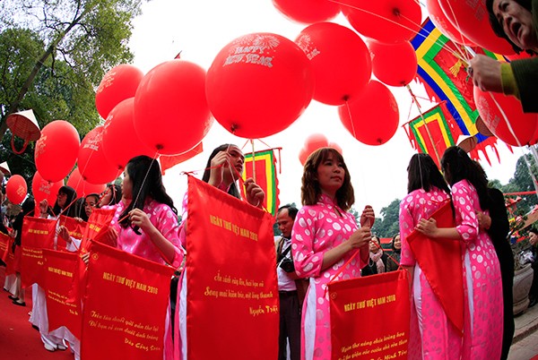 Ngàn người chen chân đến Văn Miếu nghe liên khúc thơ - ảnh 14