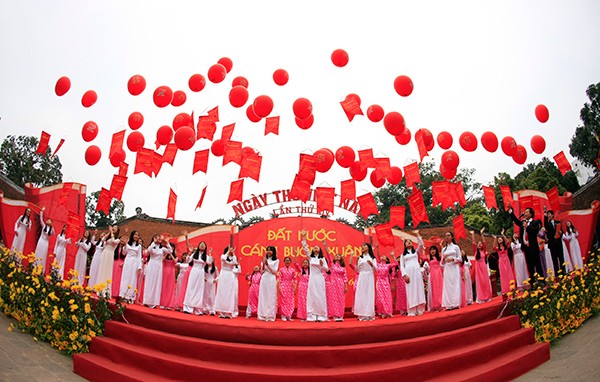 Ngàn người chen chân đến Văn Miếu nghe liên khúc thơ - ảnh 15