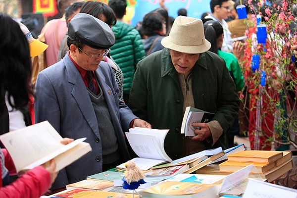 Ngàn người chen chân đến Văn Miếu nghe liên khúc thơ - ảnh 7