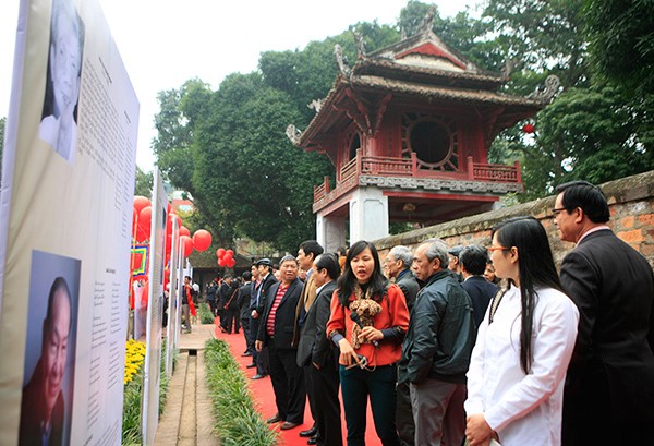 Ngàn người chen chân đến Văn Miếu nghe liên khúc thơ - ảnh 8