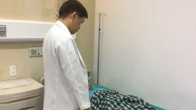 Suýt mất mạng vì bơm “chất lạ” vào ngực - ảnh 1