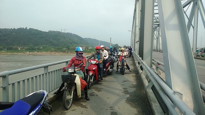 Mẹ ôm con 4 tháng tuổi nhảy cầu Bến Thủy - ảnh 1