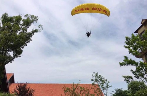 Nhảy dù cầu hôn, chàng trai bị mắc kẹt trên ngọn cây - ảnh 1