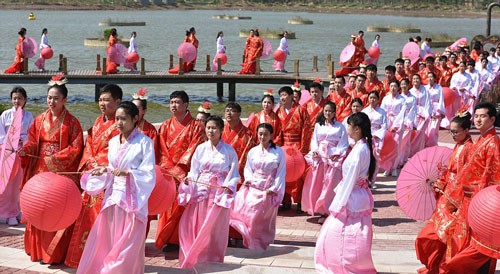 66 cặp đôi cưới theo phong cách 2.000 năm trước - ảnh 1