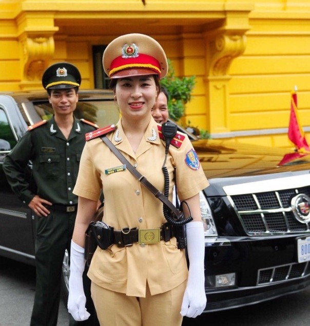 Nữ cảnh sát xinh đẹp kể chuyện dẫn đoàn Tổng thống Mỹ - ảnh 1