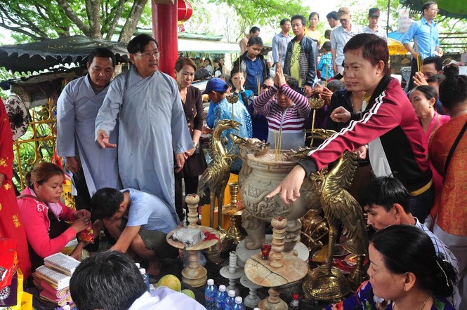 Nghìn người chen chân viếng bà Chúa Xứ Núi Sam - ảnh 3