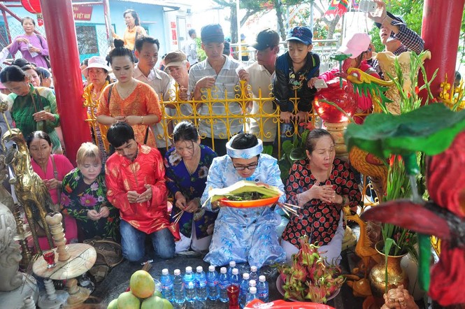 Nghìn người chen chân viếng bà Chúa Xứ Núi Sam - ảnh 4