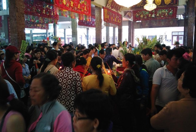 Nghìn người chen chân viếng bà Chúa Xứ Núi Sam - ảnh 5