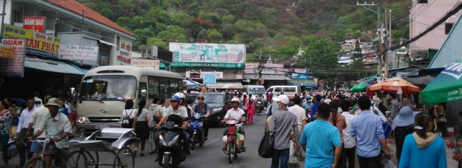 Nghìn người chen chân viếng bà Chúa Xứ Núi Sam - ảnh 7