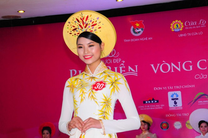 Hoa khôi Nghệ An lộng lẫy trong trang phục áo dài, dạ hội - ảnh 3