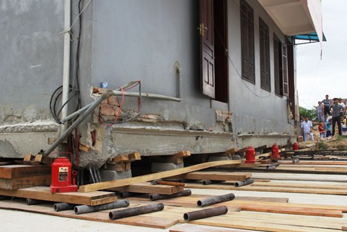 Tòa nhà 800 tấn ở Nghệ An di chuyển được 40 m - ảnh 1