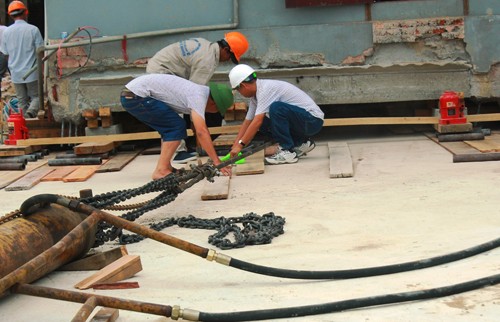 Tòa nhà 800 tấn ở Nghệ An di chuyển được 40 m - ảnh 2