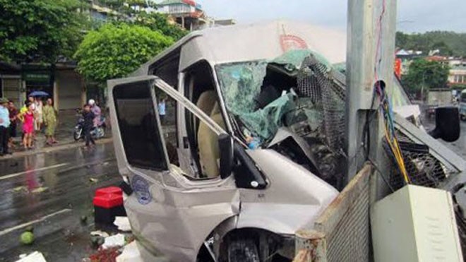 Xe khách tan nát vì tông cột điện, 8 người nguy kịch - ảnh 1