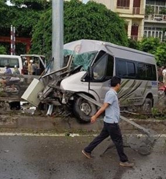 Xe khách tan nát vì tông cột điện, 8 người nguy kịch - ảnh 4