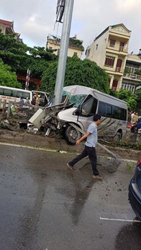 Xe khách tan nát vì tông cột điện, 8 người nguy kịch - ảnh 2