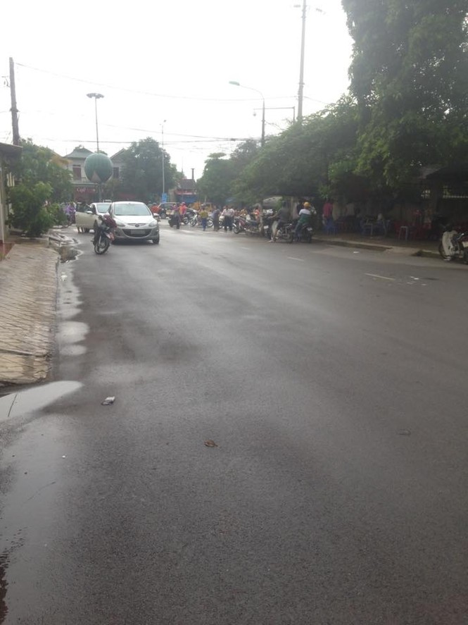Bố 'ngáo đá' cầm súng khống chế con trai rồi cướp taxi - ảnh 1
