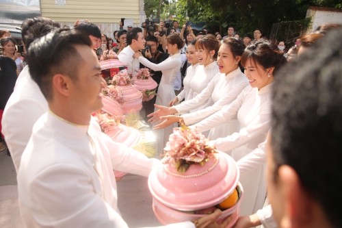 'Kiều nữ' Ngọc Lan nức nở chia tay mẹ về nhà chồng - ảnh 11