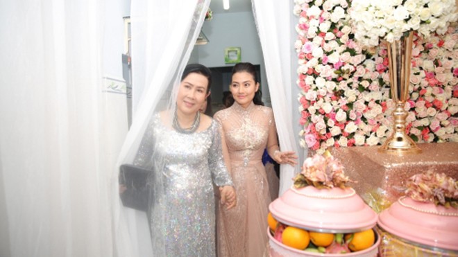 'Kiều nữ' Ngọc Lan nức nở chia tay mẹ về nhà chồng - ảnh 1