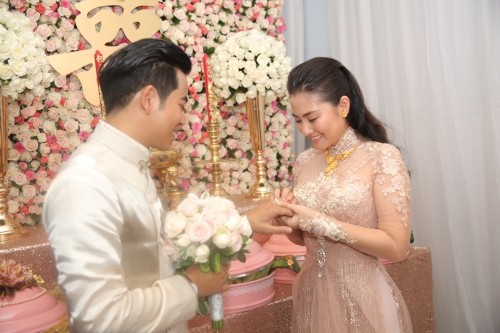 'Kiều nữ' Ngọc Lan nức nở chia tay mẹ về nhà chồng - ảnh 2
