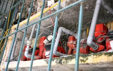 Kỳ lạ cả khu tập thể làm chuồng “nhốt” máy bơm - ảnh 3